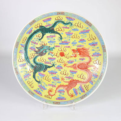 Chine assiette en porcelaine décor de dragons marque Guangxu