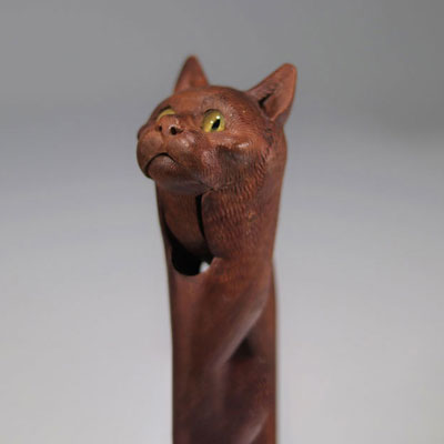 Casse-noix en bois sculpté à tête de chat. Yeux en verre