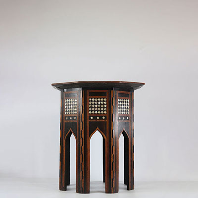 Art Islamique , table en bois avec des incrustations de nacre Ottoman , vers 1900