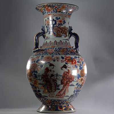 Japon imposant vase en porcelaine à décor de personnage H sans pied 840mm H avec pied 1210mm vers1900