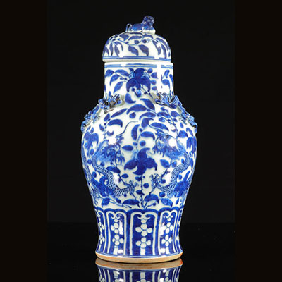 Vase couvert en porcelaine de chine blanc bleu à décor de dragons