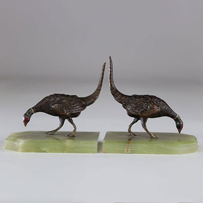 Paire de serres livres bronze de vienne à décor de faisans socle en onyx