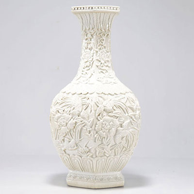 Vase en blanc de chine décor en relief XXème