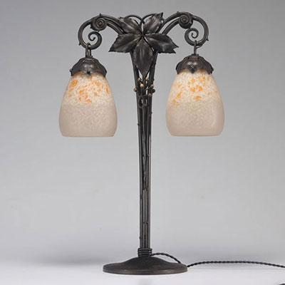 Lampe de table Art Nouveau double en métal forgé à décor végétal et 2 tulipes Schneider vers 1910