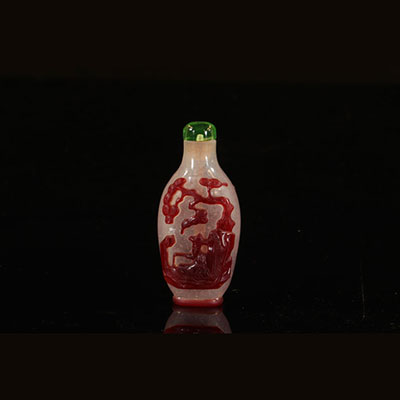 Une bouteille de tabac à priser en verre rouge rubis