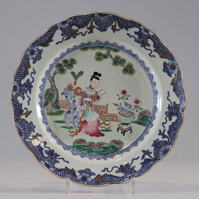 Grande assiette en porcelaine de la famille rose XVIIIème décor de femme