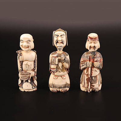 Chine - trois tabatières en ivoire sculpté polychrome représentant des sages vers 1900