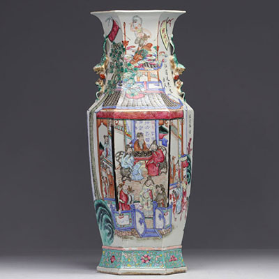 Imposant vase en porcelaine de la famille rose à décor de scènes de vie, XIXe siècle.