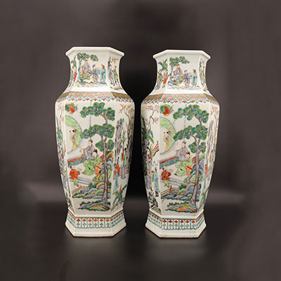 Chine - Grande paire de vases hexagonaux  famille verte à décor de personnages