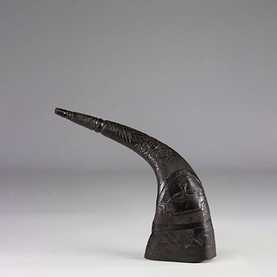 Beautiful buffalo horn decorated with a face used to consume palm wine - Kuba - early 20th century - DRC - Africa