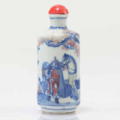 Tabatière en porcelaine blanc bleu et rouge fer décor de personnages époque Qing