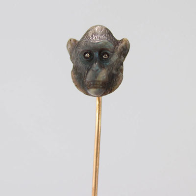 Epingle Fabergé en or surmontée par une tête de singe