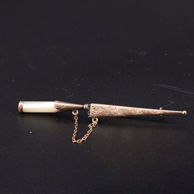 Dagger brooch in gold and mother-of-pearl