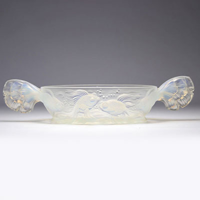 VERLYS France coupe ovale comme centre de table en verre moulé opalescent à décor en relief de poissons