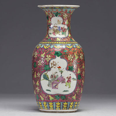 Chine - Vase en porcelaine famille rose à décor de personnages.