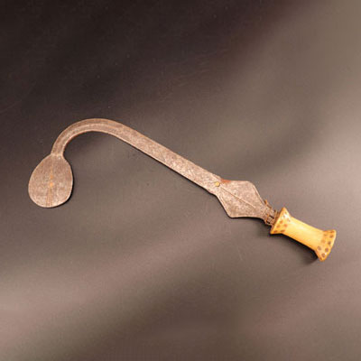 Couteau de jet Kota du Gabon manche en ivoire lame gravée collecté début du siècle