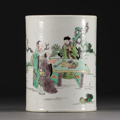 Chine - Pot à pinceaux en porcelaine famille verte à décor de personnages et paysages, Kangxi.