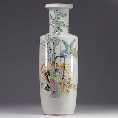 Vase en porcelaine de la Famille Rose à décor de jeunes femmes, XIXe siècle.