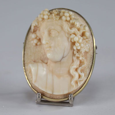 Brooch mounted on gold carved bust 18th