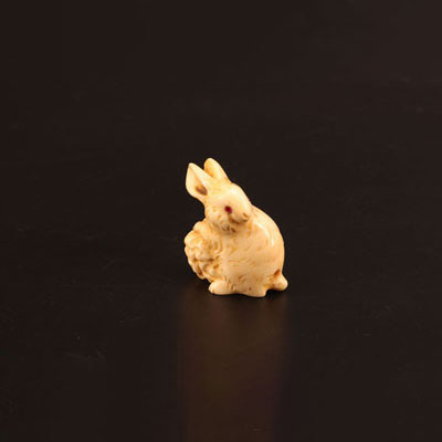 Netsuké en ivoire lapin sculpté incrustation dans les yeux Meiji