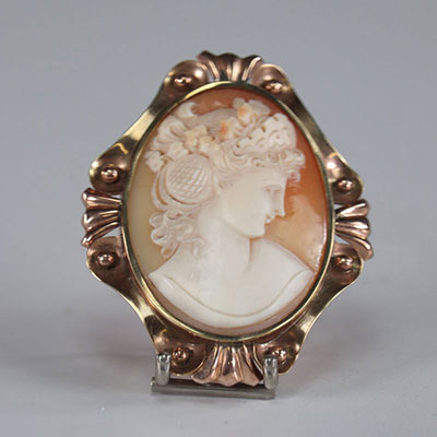 Gold-mounted cameo depicting a 19th century bust of a woman