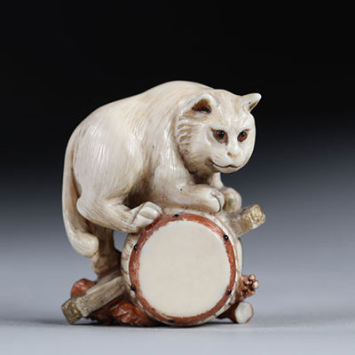 Netsuke sculpté d'un chat sur un tambour. Japon début 20ème