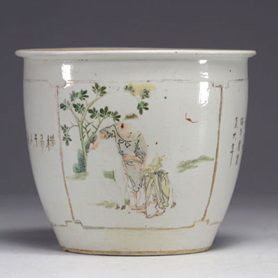 Chine - Jardinière en porcelaine à décor de personnages, XIXe siècle.
