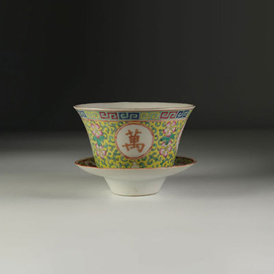Bol en porcelaine à fond jaune.Chine vers 1900.