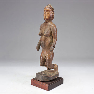 Statue féminine hectographique en bois