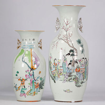 (2) Lot de deux vases famille rose à décor de femmes et de fleurs sur fond blanc du XIXe siècle