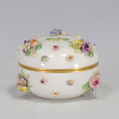 boîte couverte en porcelaine de Meissen à décor de fleurs de différentes tailles en relief sur fond blanc
