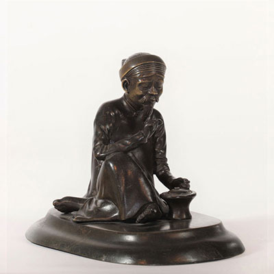 Bronze personnage asiatique assis patine brune vers 1900