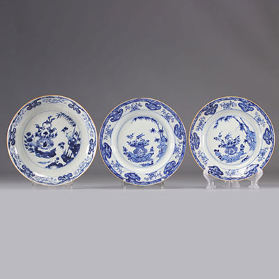 (3) Assiettes en porcelaine blanc et bleu à décor de panier fleuris provenant de Chine du XVIIIe siècle