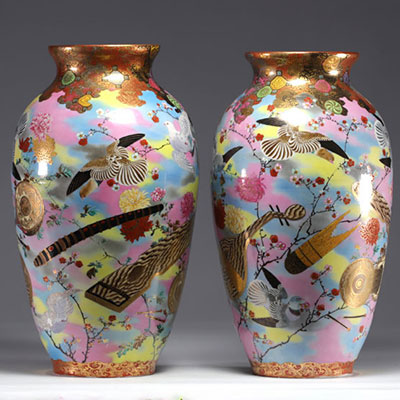 Japon - Paire de vases Satsuma à décor de colombes, de pigeons et de fleurs, d'époque Meiji.