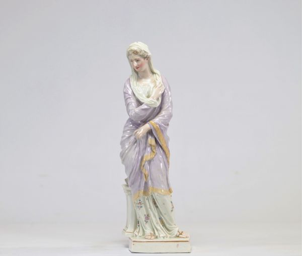 Jeune femme en porcelaine probablement du XVIIIe siècle