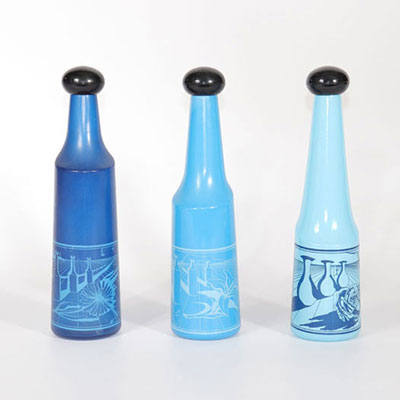 Salvador Dali. « Botellas de vino ». 1970-1972. Suite de trois bouteilles en verre chacune est décorée avec une illustration différente, surréaliste, les bouchons arrondis sont faites de plastiq