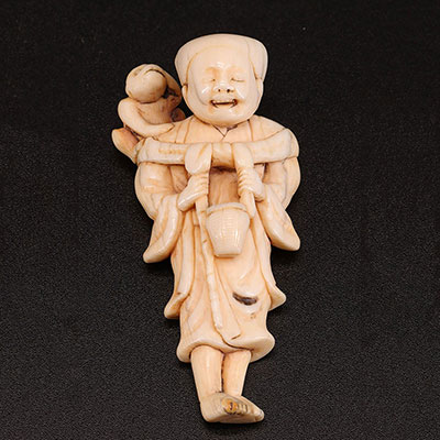Japon -  netsuke en ivoire période Edo, Sarumawashi debout son singe sur l'épaule.