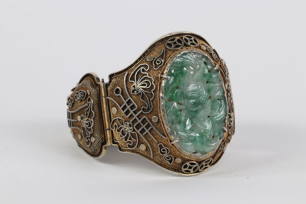 China sumptuous bracelet topped with a carved jade circa 1900