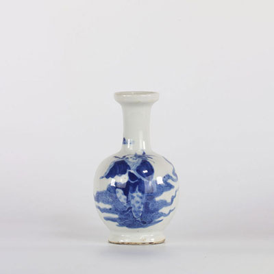 Blue white Chinese porcelain vase with 6 character mark decoration