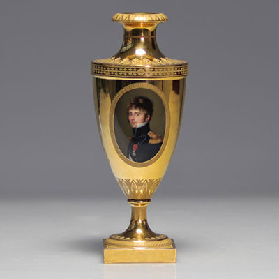 Dihl et Guérhard, exceptionnel vase doré orné d'un portrait du roi de Naples, époque Empire