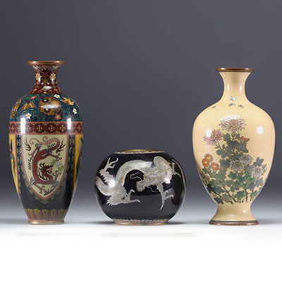 Japon - Ensemble de trois vases en émail cloisonné.