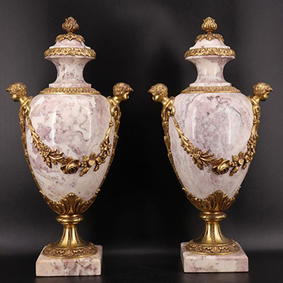 Imposante paire de cassolettes en marbre et bronze doré 