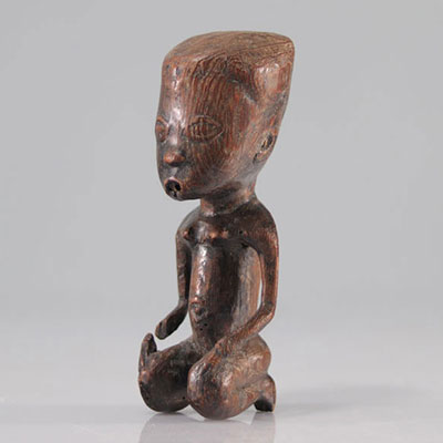 Luba RDC ancienne sculpture d'une femme agenouillée