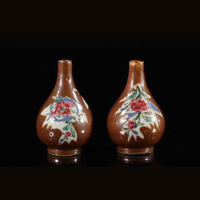Chine paire de vases miniature à fond capucin - famille rose - époque Yongzheng