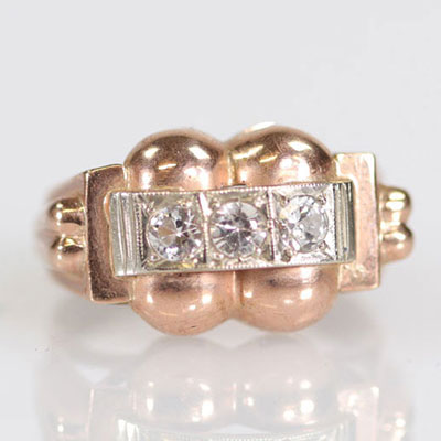 1930s ring, 18K gold, embellished with three diamonds