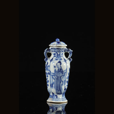 Chine petit vase porcelaine couvert blanc bleu à décor de personnages époque Kangxi vers 1700, évaluation