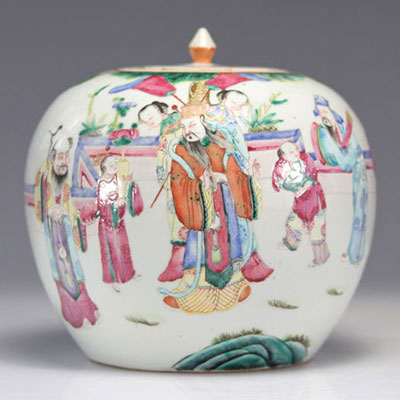 Vase couvert en porcelaine famille rose à décor de personnages