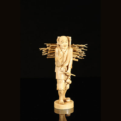 Japon - Okimono  en ivoire sculpté d'un personnage et singe 19ème
