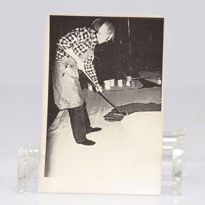 Andy Warhol. (d'après - after).  Photographie en noir et blanc. Représentant Andy Warhol lors d’un happening. Tampon au dos de la photographie.