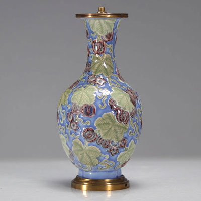 Vase en porcelaine en relief végétal et papillons d'époque Qing